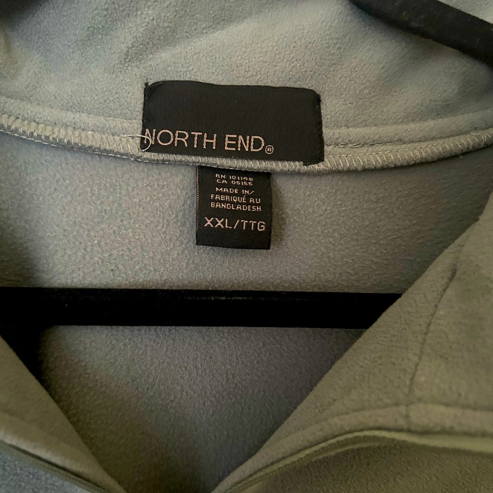 North End men’s fleece jacket front zipper and side pockets. Size 2XL